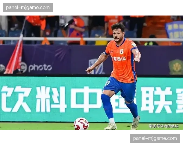 山东泰山新援阿尔瓦罗参与合练，后防体系全面演练