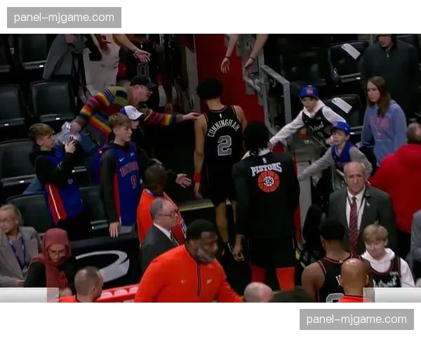 暖心一幕：对手球员受伤，全场球迷打开手机灯照亮球场