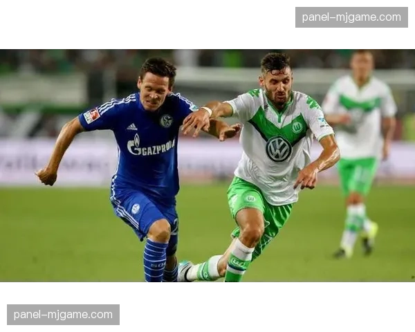 科隆队内训练赛重点演练定位球攻防后的落位，以应对快速转换失分问题