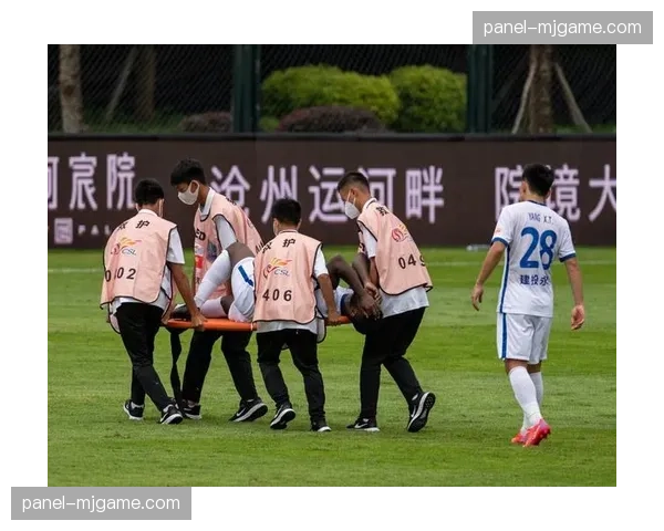 沧州雄狮对阵梅州客家因主场地灯故障，比赛中断20分钟